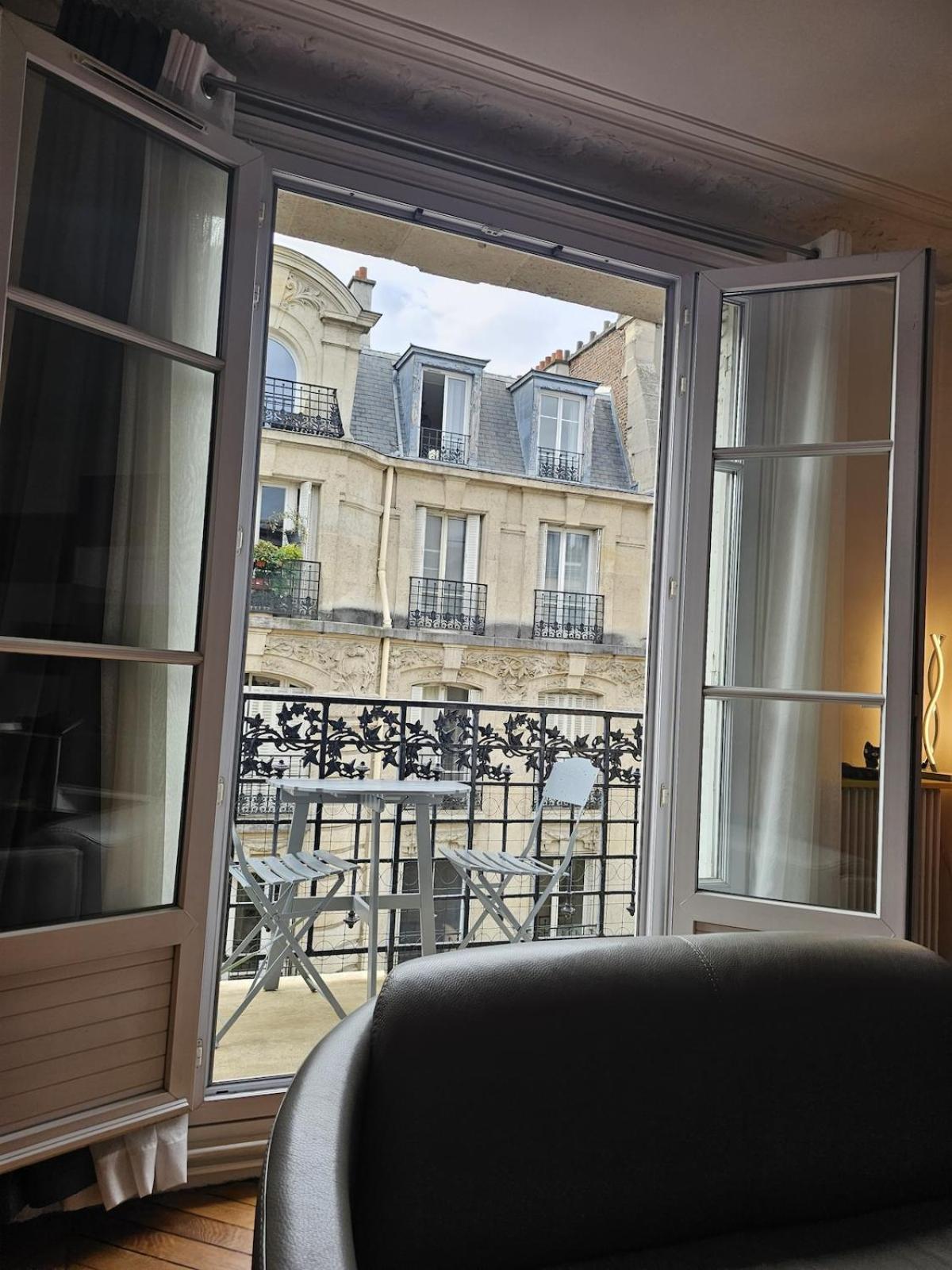 Appartement Montmartre Beautiful 67 M2 With Gym & Balcony Parijs